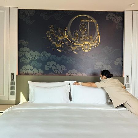 Grande Centre Point Surawong Bangkok Hotel Exterior foto A hotel maid making a bed