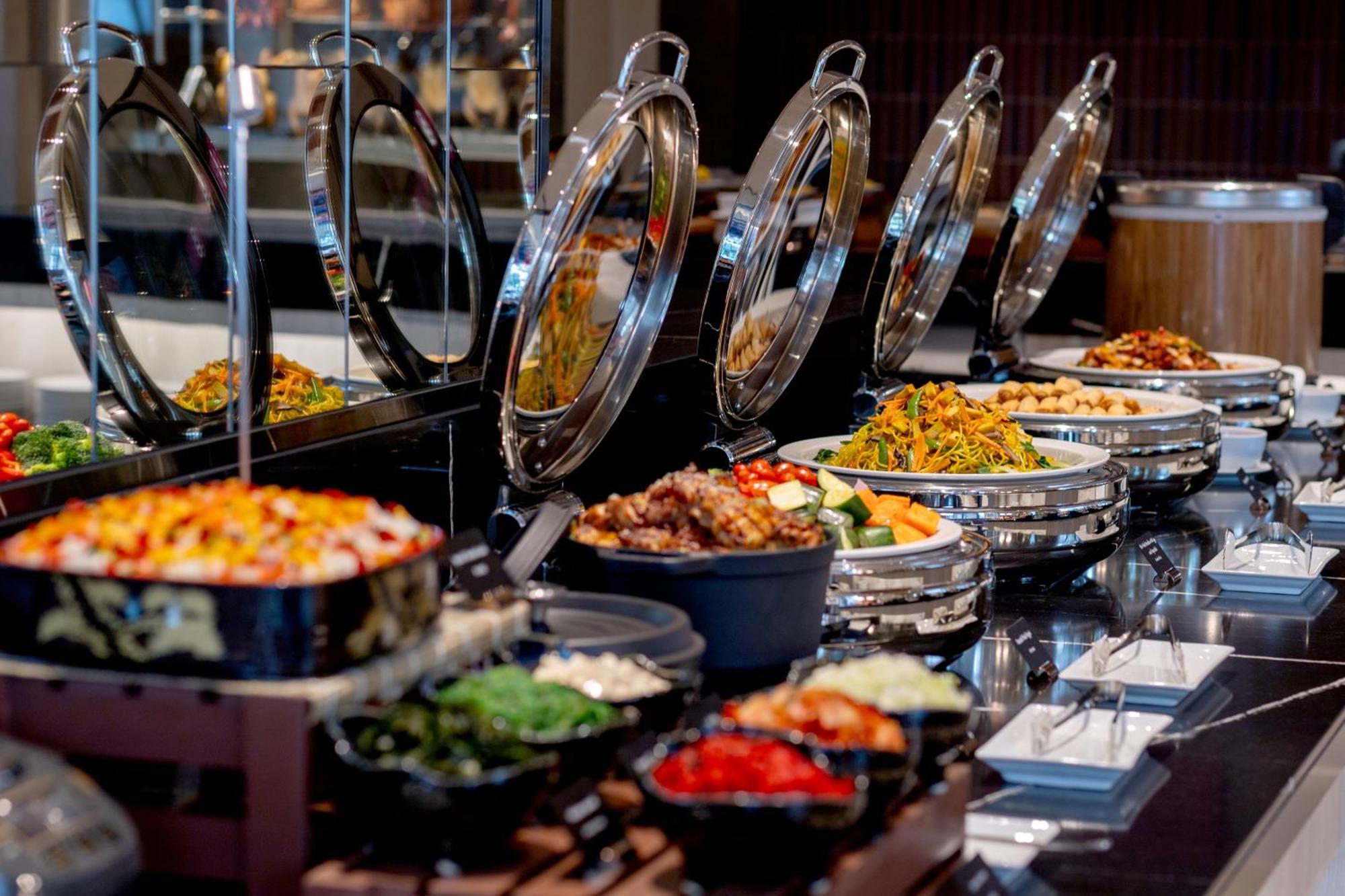 Grande Centre Point Surawong Bangkok Hotel Exterior foto A buffet at a hotel