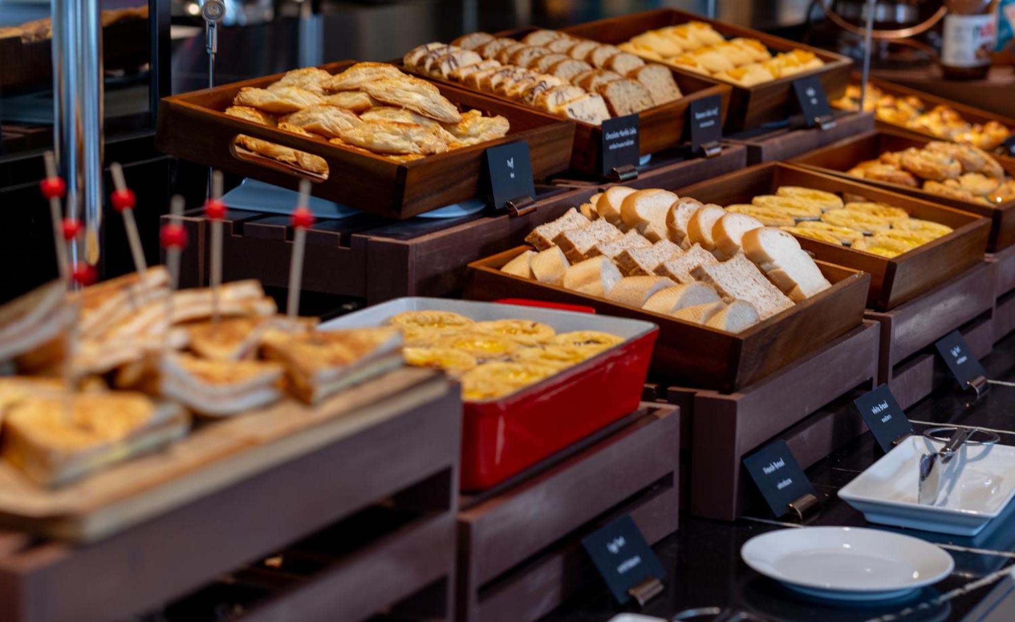 Grande Centre Point Surawong Bangkok Hotel Exterior foto A buffet at a hotel