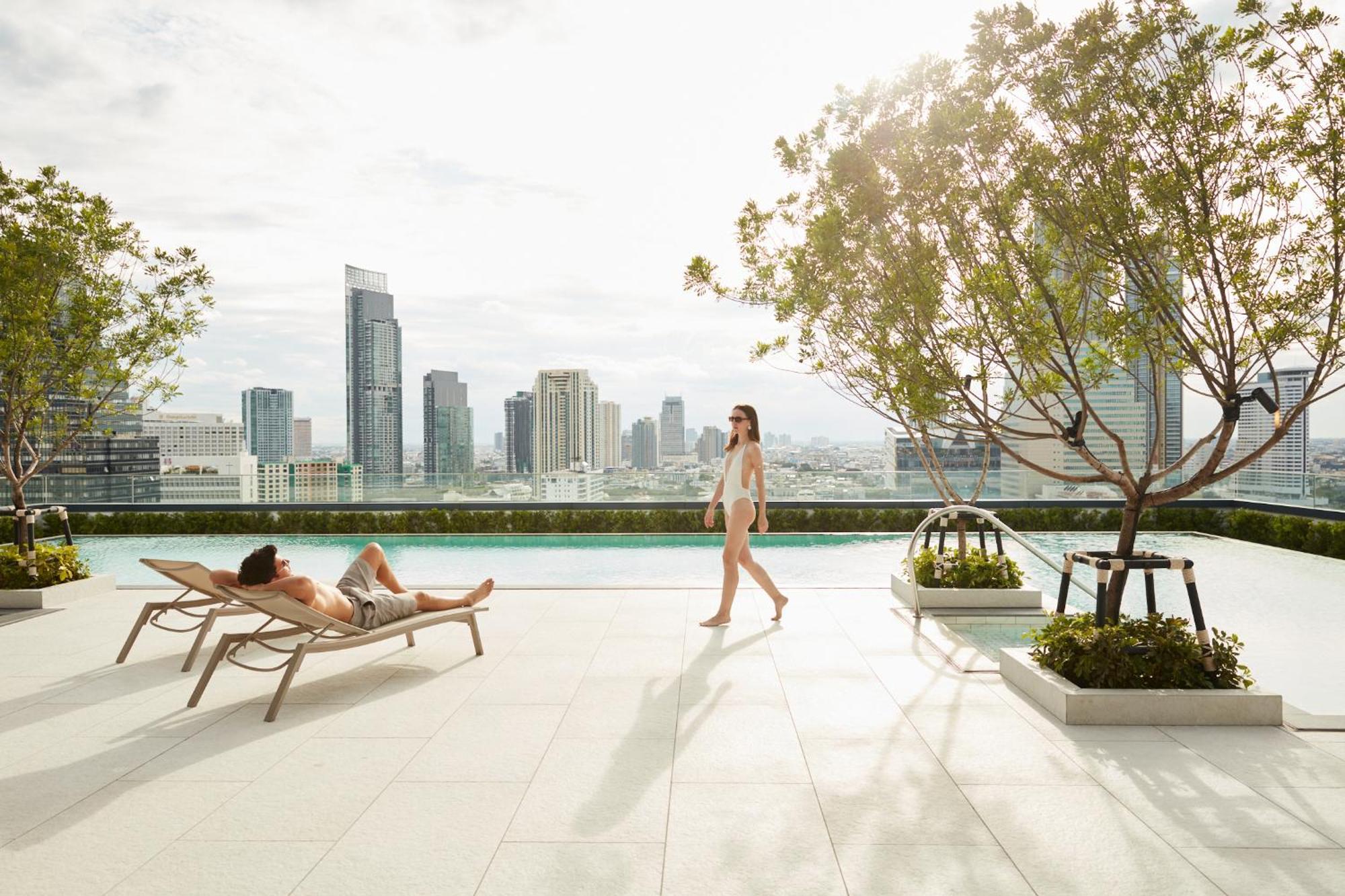 Grande Centre Point Surawong Bangkok Hotel Exterior foto The rooftop pool at The River