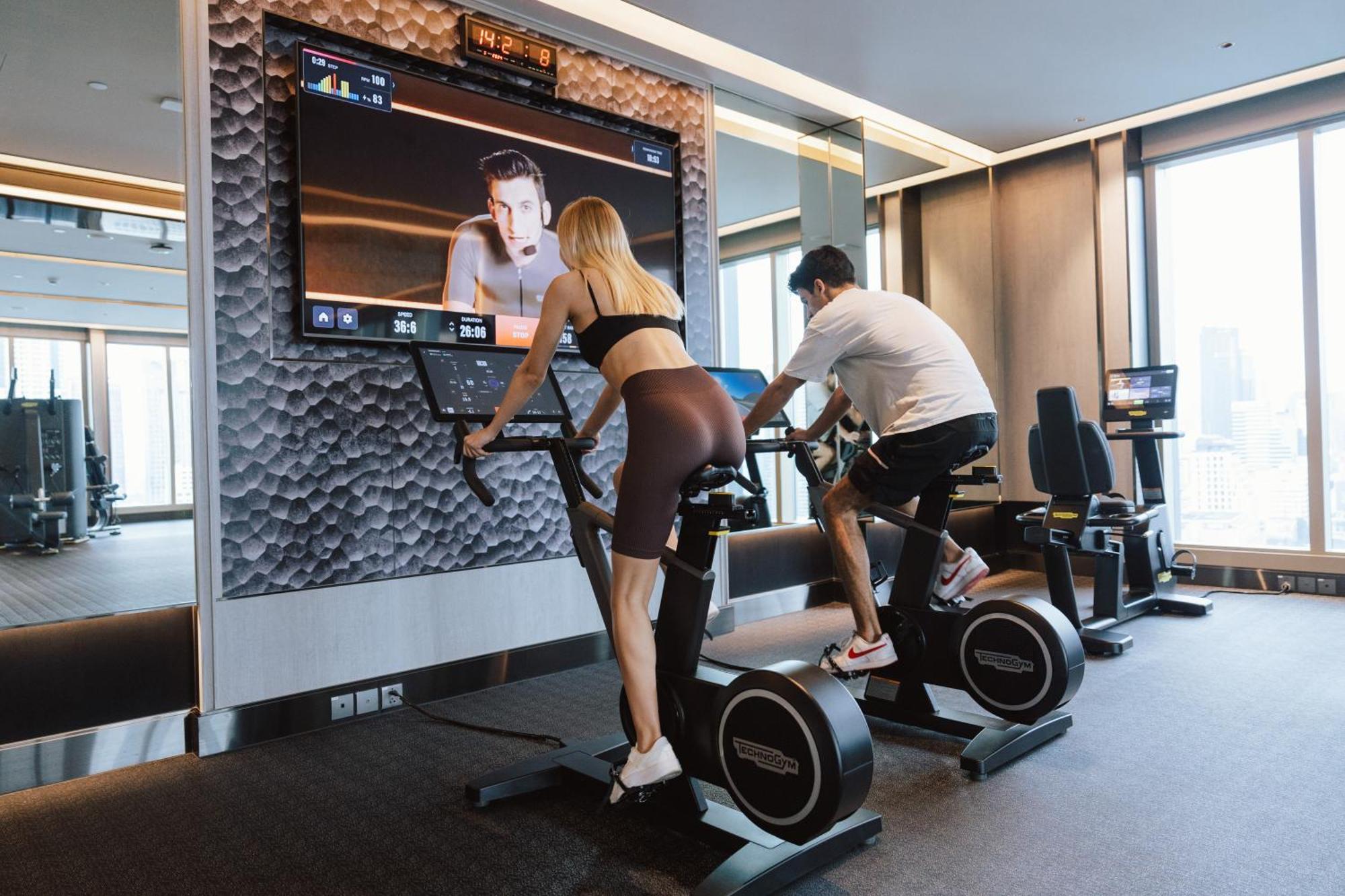Grande Centre Point Surawong Bangkok Hotel Exterior foto A Peloton bike in a gym