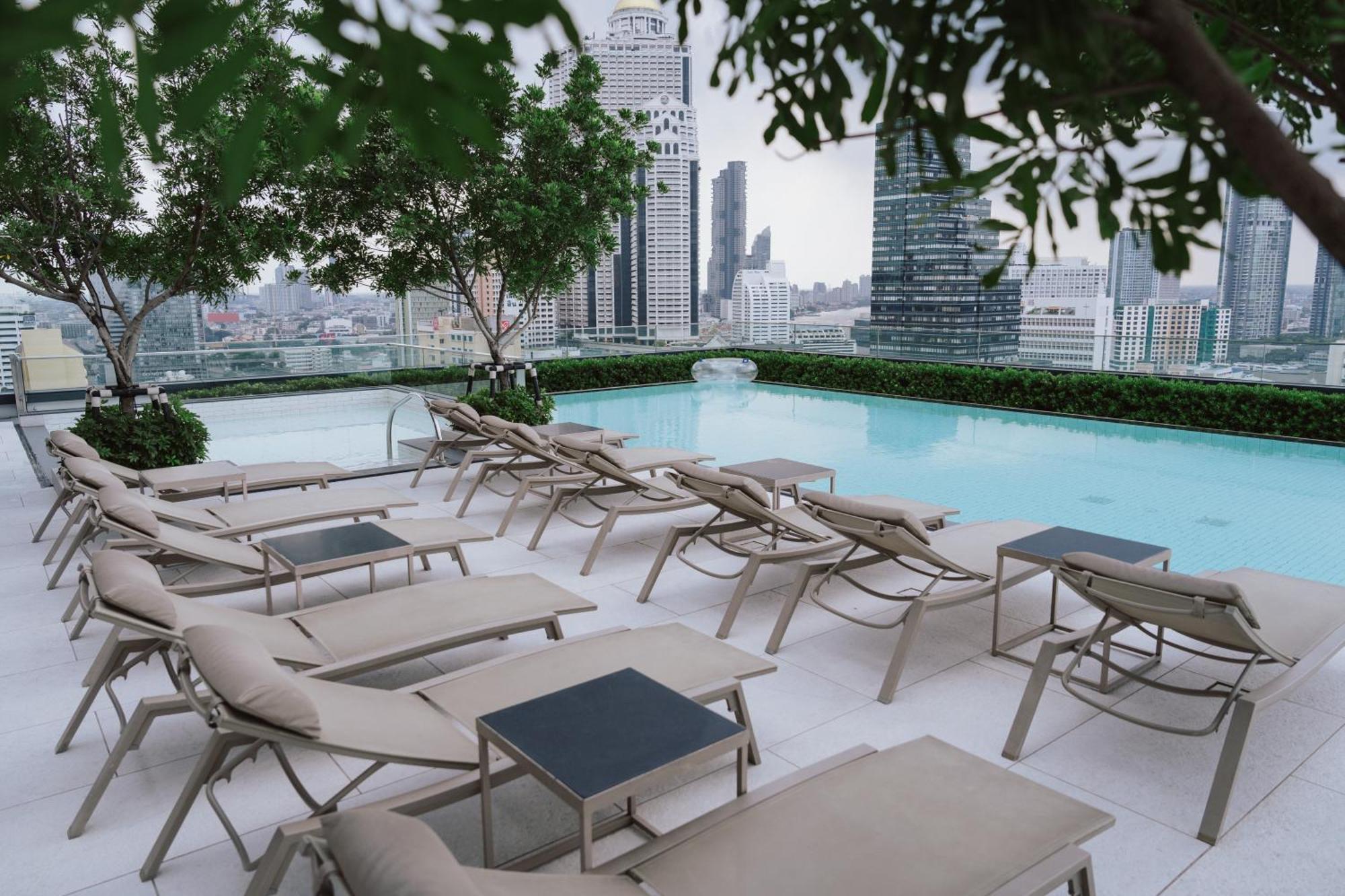 Grande Centre Point Surawong Bangkok Hotel Exterior foto The pool at the 39th floor