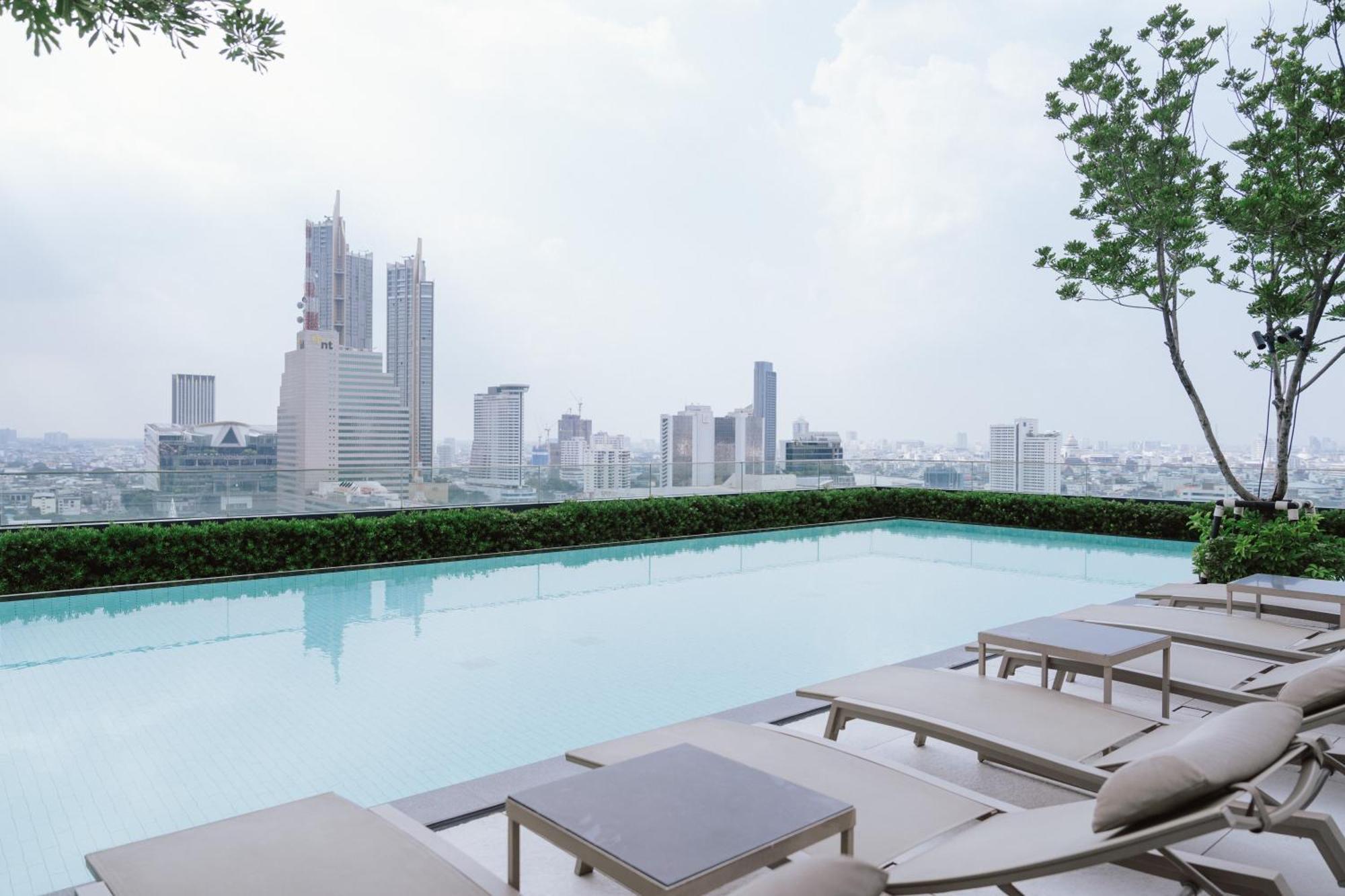 Grande Centre Point Surawong Bangkok Hotel Exterior foto The pool at the 33rd floor